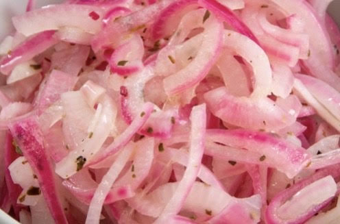 Curtido de cebolla (Pickled red onion)