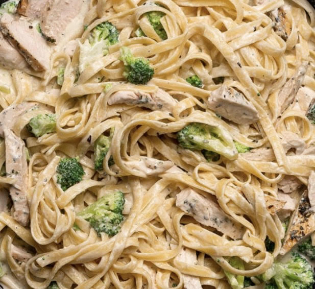 Pasta con pollo y brocoli en salsa alfredo(Pasta with chicken and broccoli in an alfredo sauce)