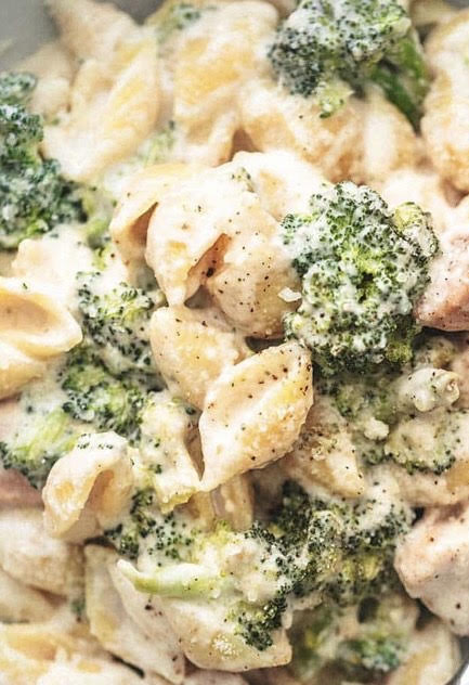 Pasta con pollo y brocoli en salsa alfredo(Pasta with chicken and broccoli in an alfredo sauce)