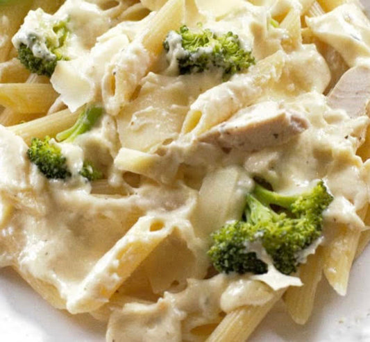 Pasta con pollo y brocoli en salsa alfredo(Pasta with chicken and broccoli in an alfredo sauce)